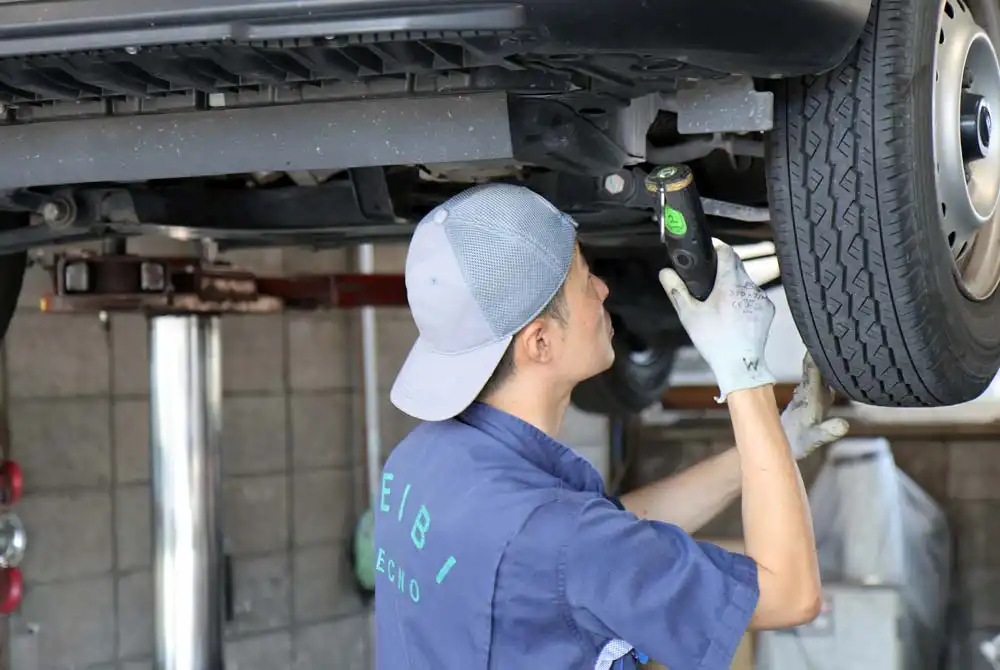 車検下廻りチェック作業